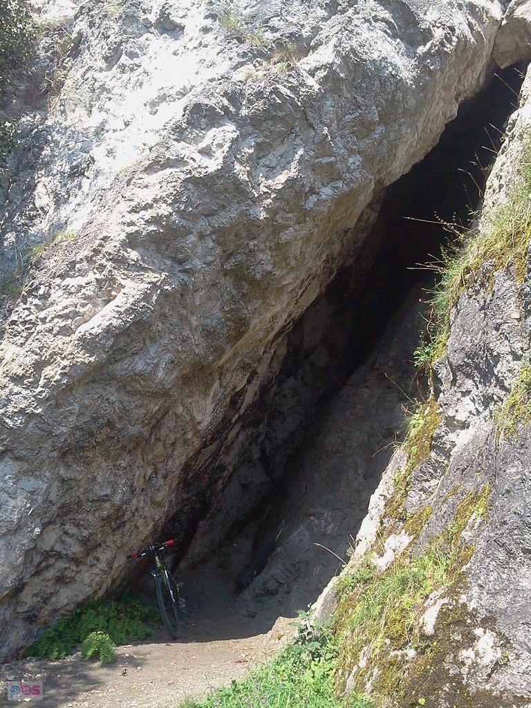 Jaskinia w skałach