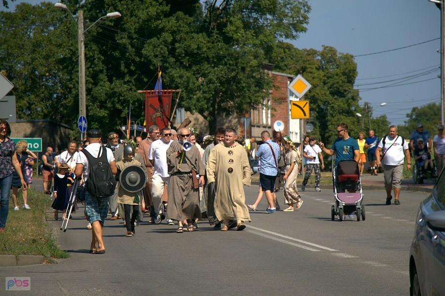 nadchodzą uczestnicy pochodu