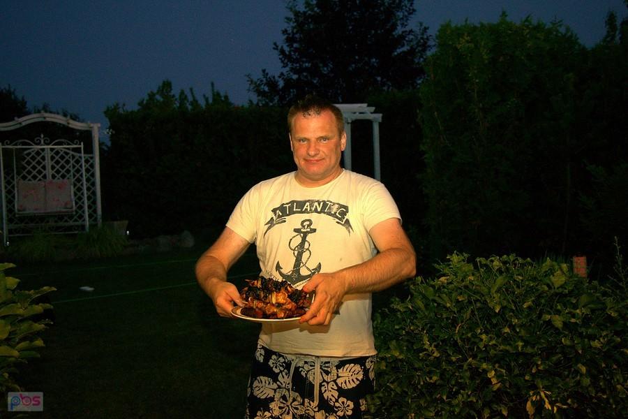 benasek podaje do stołu :)