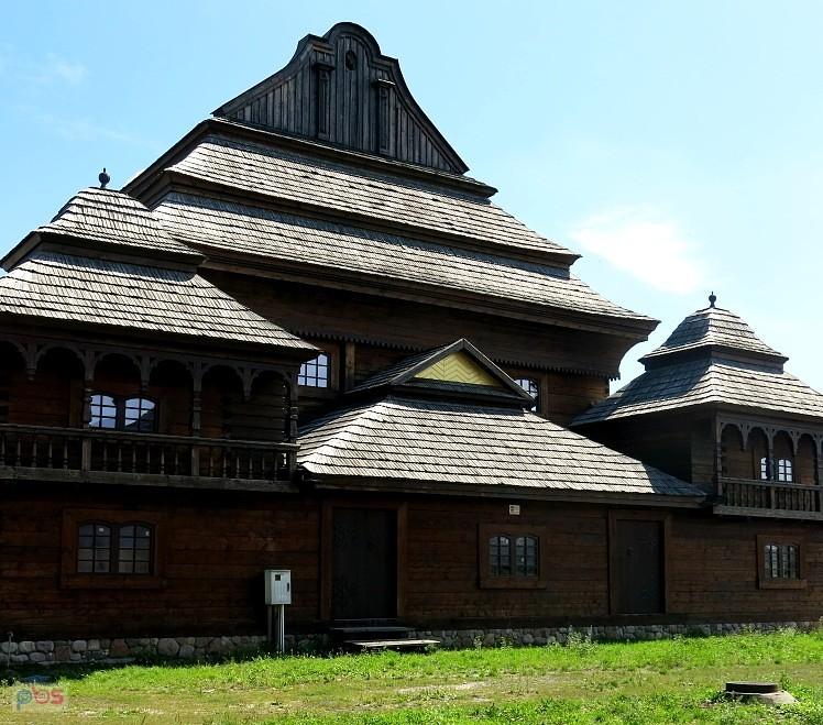 Piękna, drewniana synagoga na terenie Miasteczka kresowego w Biłgoraju