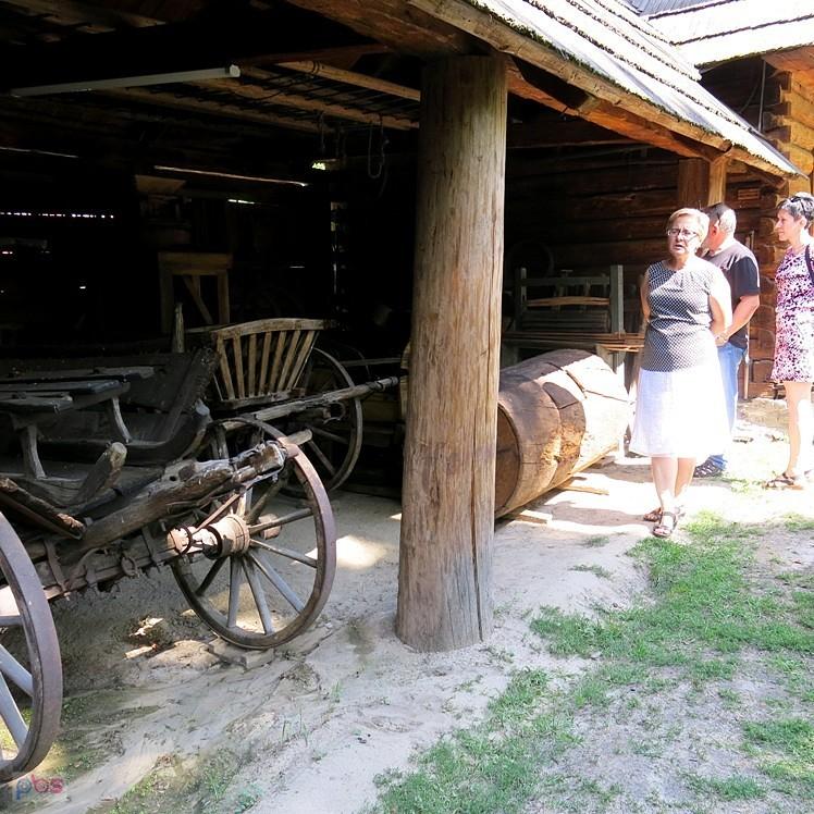 Pani przewodnik opowiada ciekawostki