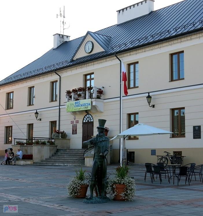 Pomnik chrząszcza przed Ratuszem w Szczebrzeszynie
