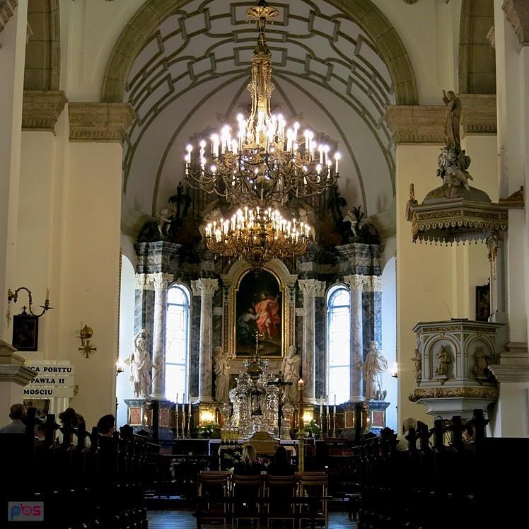 We wnętrzu katedry Zmartwychwstania Pańskiego i św. Tomasza Apostoła w Zamościu odbywa się pogrzeb - nie zauważyliśMy tego na początku