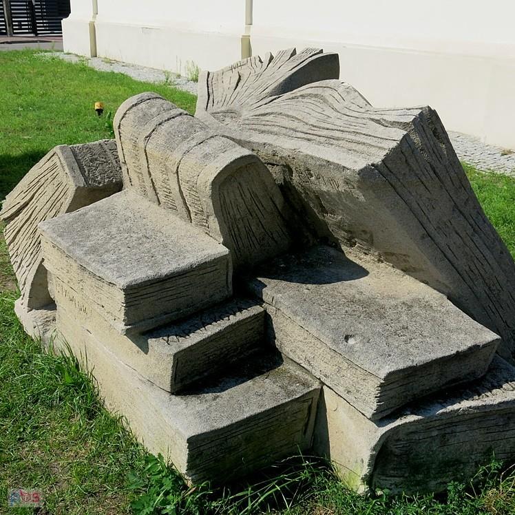 Instalacja z książek przed józefowską byłą synagogą