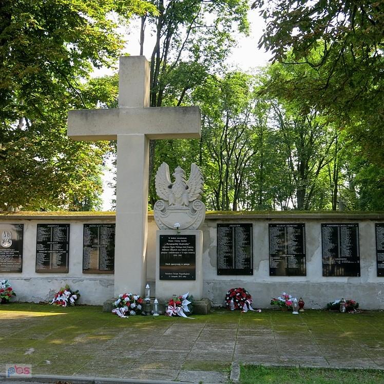 Pomnik w pobliżu kościoła - Józefów