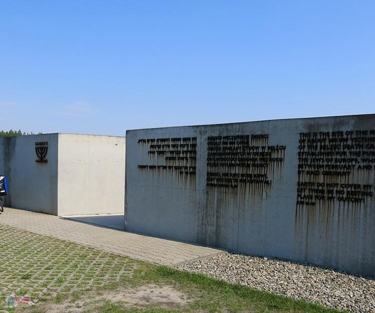 Wejście do Muzeum - Miejsce Pamięci w Bełżcu