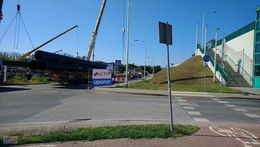Przbył transport rur