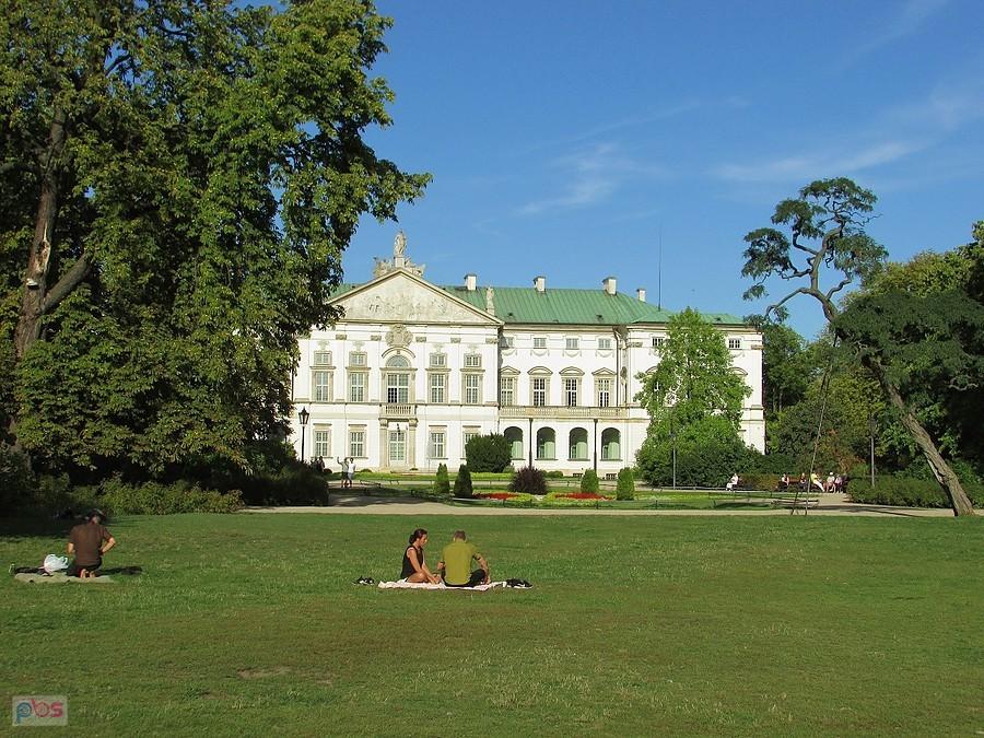 Na trawniku przed Pałacem Krasińskich