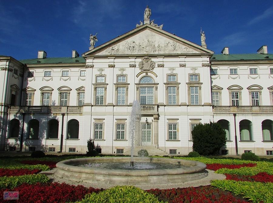 Fontanna przed pałacem