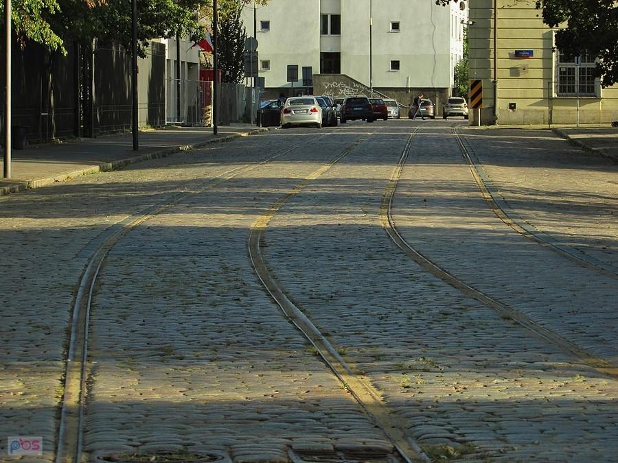 Ulica Nalewki z zachowanymi torami tramwajowymi