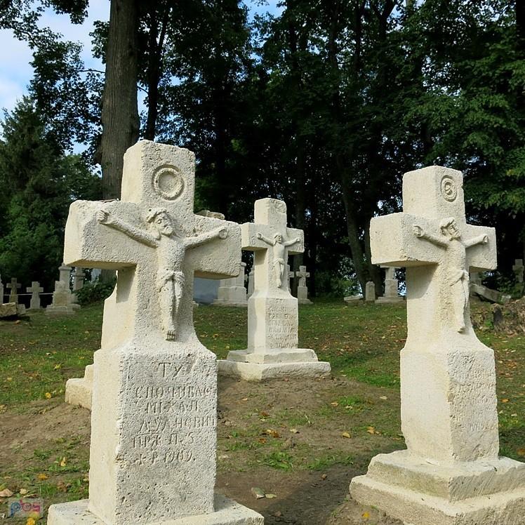 Cmentarz w Radrużu z krzyżami bruśnieńskimi