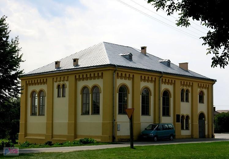 Wielkie Oczy - była ortodyksyjna synagoga z 1910 r, dziś pełni funkcję Biblioteki Miejskiej