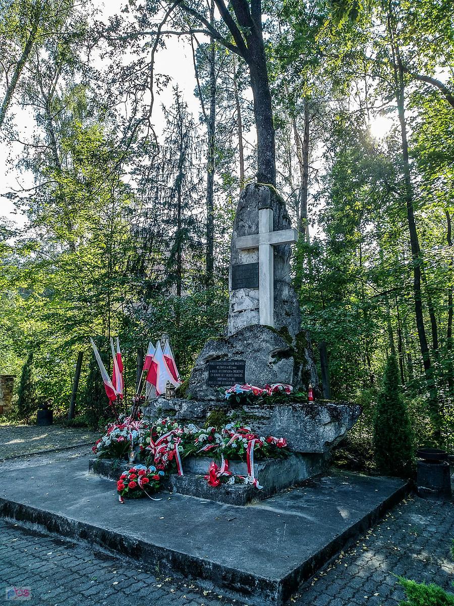 Pomnik przy wyjeździe ze Zwierzyńca
