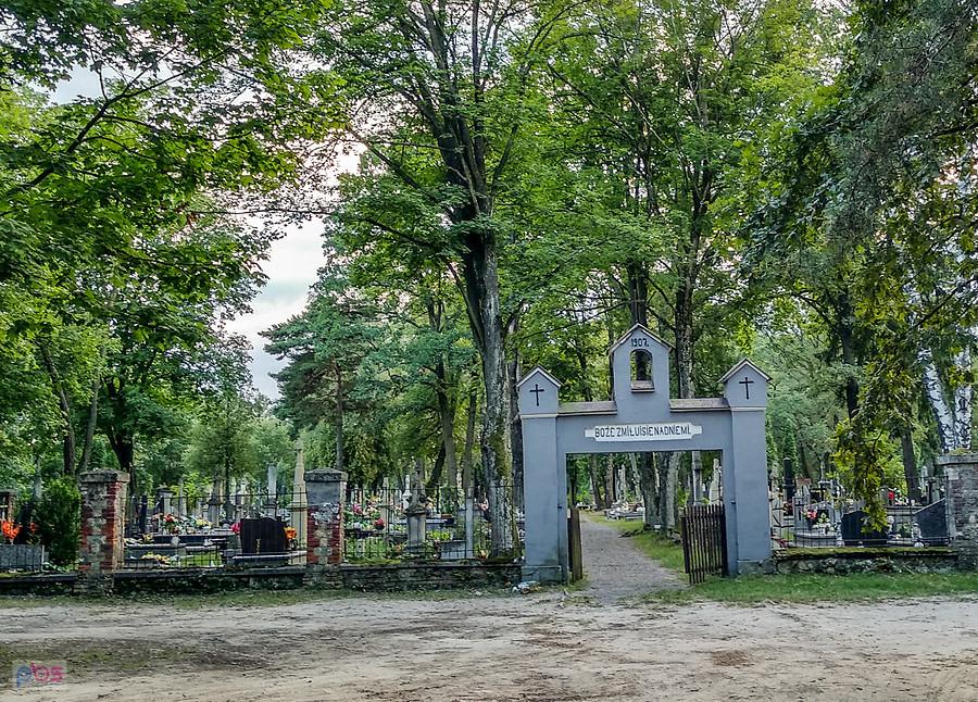 Ciekawy napis na bramie Zwierzynieckiego cmentarza