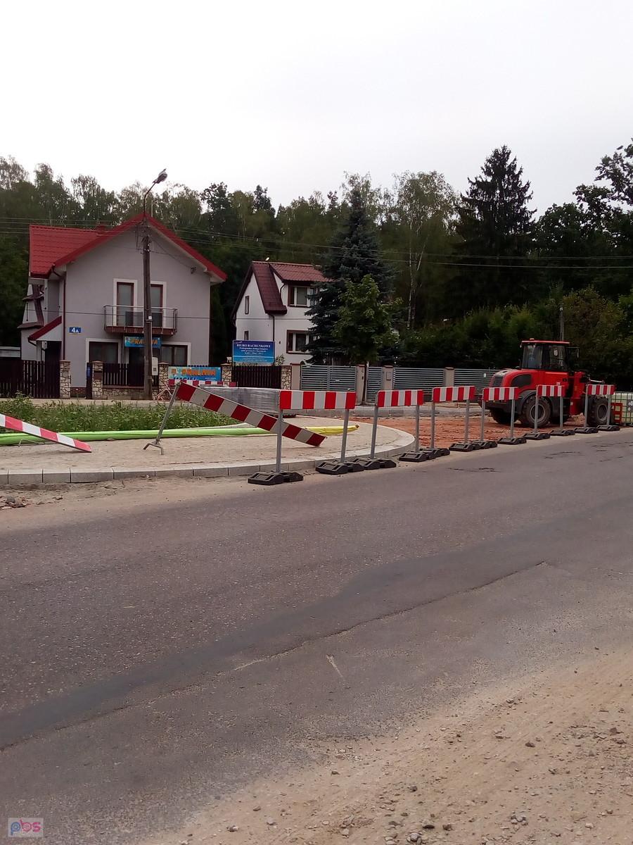 Rondo już jest, tylko jak tu się będzie jeździć, skoro główna droga jest z nim styczna