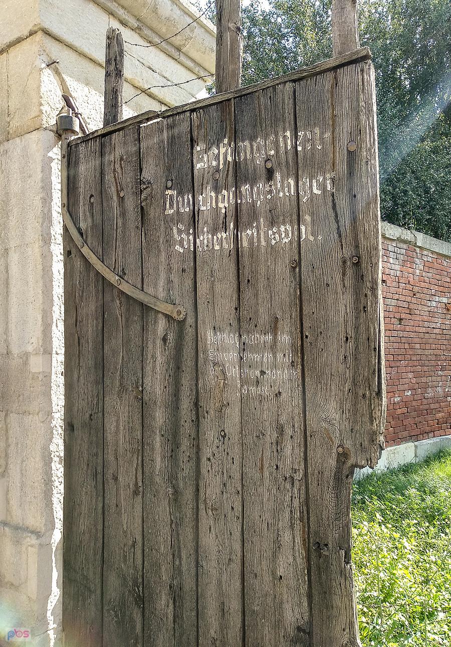 Napisy na bramie