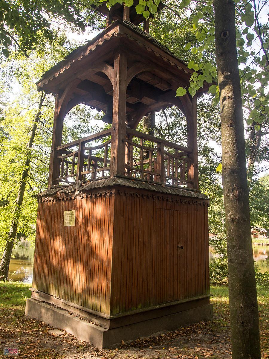 Drewniana dzwonnica przy kościele w Zwierzyńcu