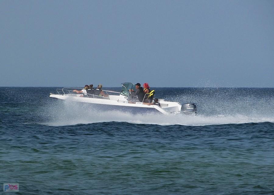 Jedna z atrakcji turystycznych na plaży w Karwi - krótkie rejsy szybką łodzią