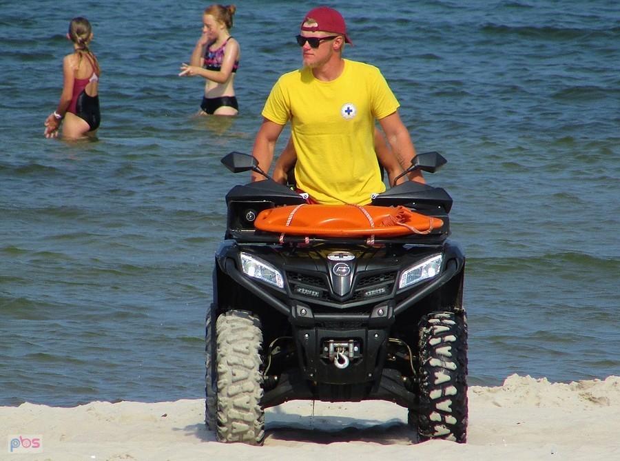 Na plaży pojawił się ratownik na quadzie