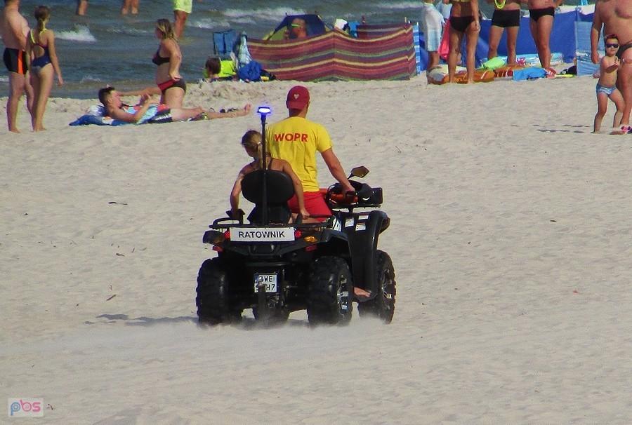 Patrol ratowników na plaży w Karwi