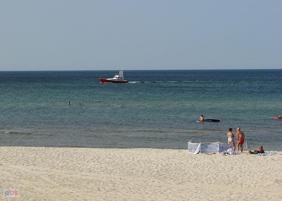 "Bryza" patroluje morze przy plaży w Karwi