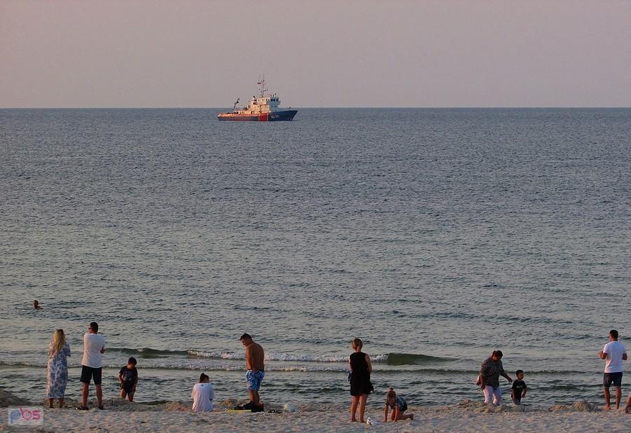 Plaża w Karwi i patrolowiec Straży Granicznej