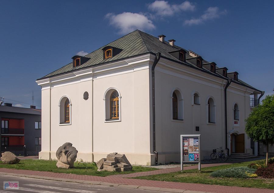 Synagoga w Józefowie - obecnie biblioteka