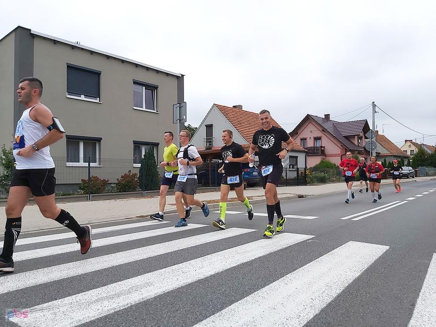 Biegną chłopaki na Rock Run w Jarocinie