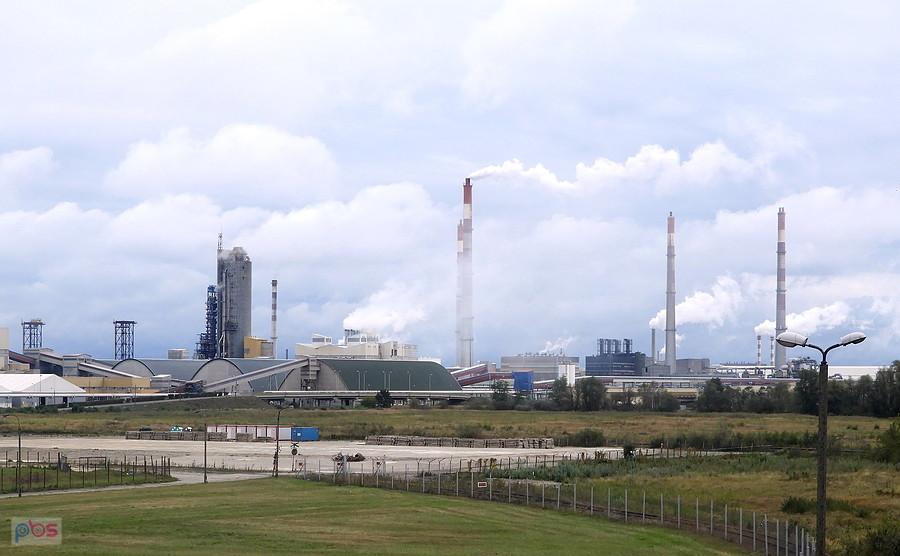 Dymią kominy Azotów.