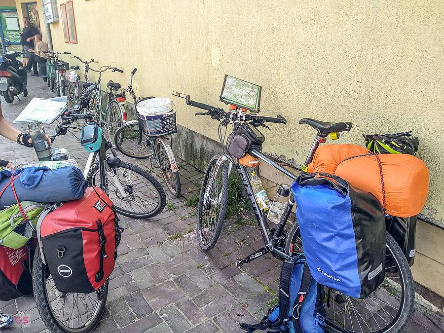 Zlot rowerzystów pod sklepem w Łukawicy