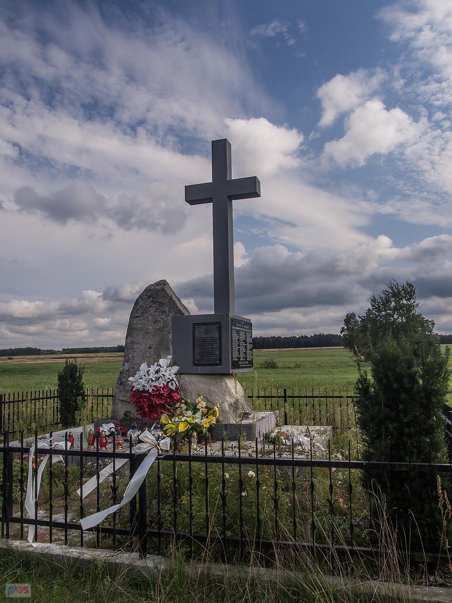 Krzyż i miejsce pamięci w Nowym Brusnie