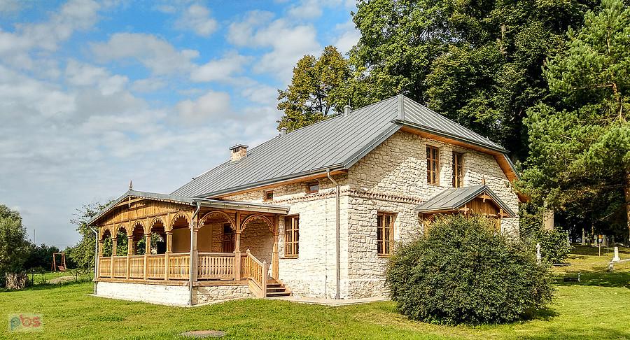 Budynek przy cerkwi w Radrużu