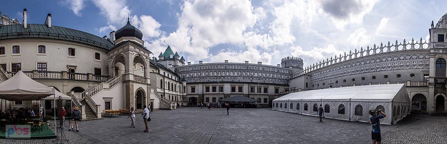Na dziedzińcu zamku Krasiczyńskiego