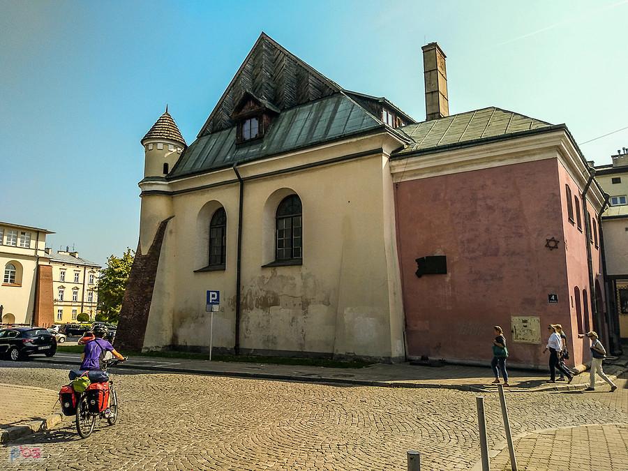 Dwie z trzech Reszowskich Synagog