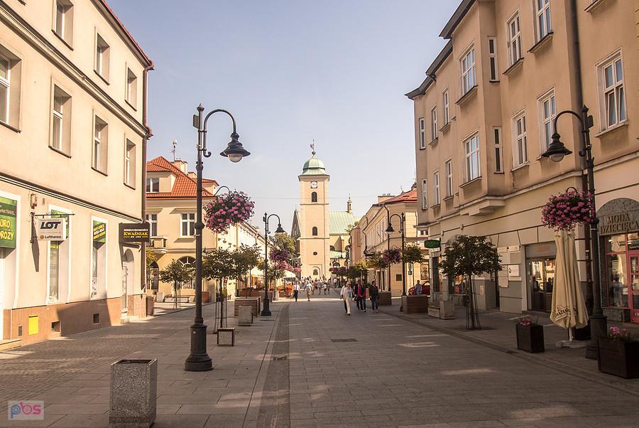 3-go maja w kierunku kościóła pw. Św. Wojciecha i Św. Stanisława w Rzeszowie