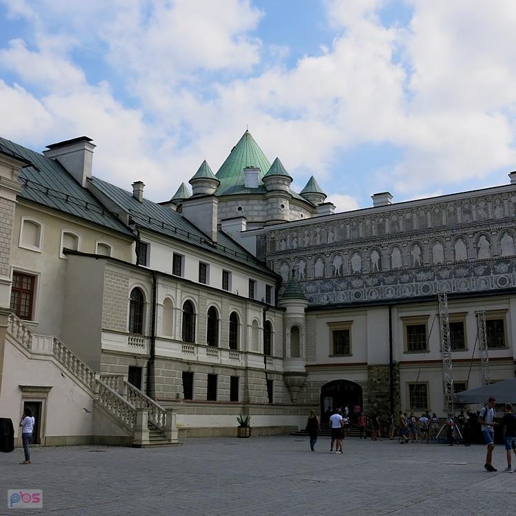 Na dziedzińcu zamkowym w Krasiczynie