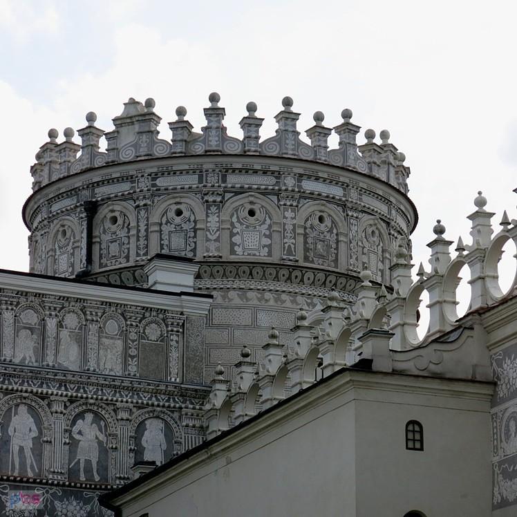 Pięknie ozdobione baszty zamku
