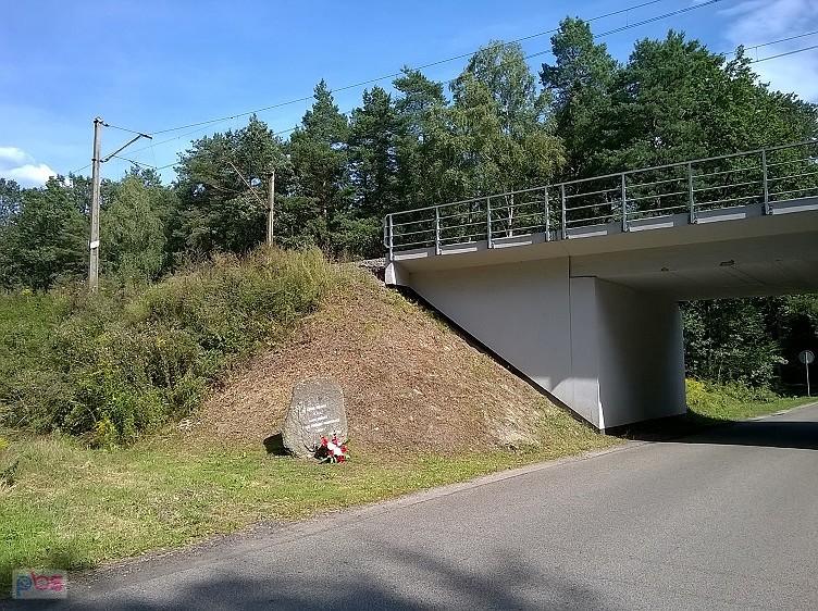 Wiadukt kolejowy lini Śląsk -Porty, o ten przejazd pod trwały zacięte walki.