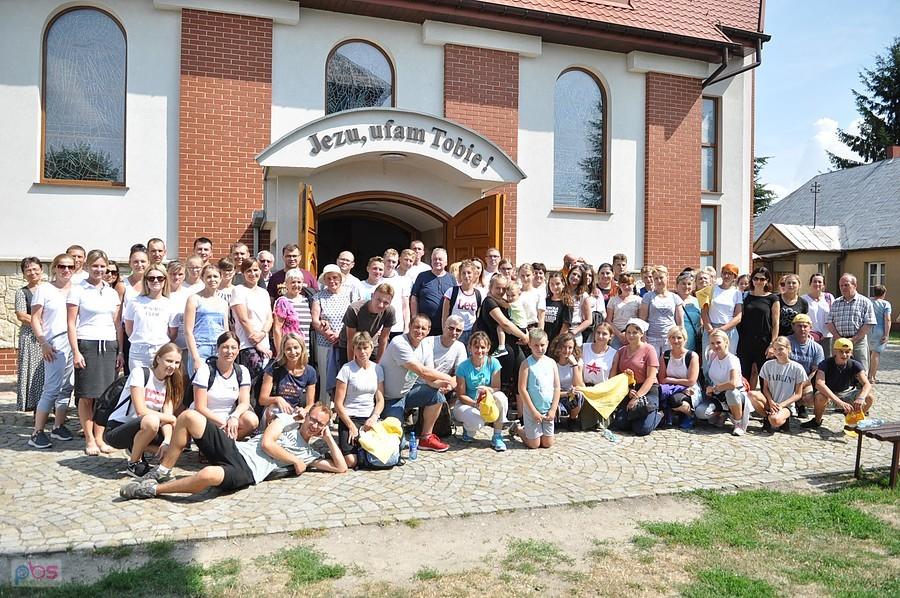 Przed sanktuarium - fot. Parafia Św. Piotra i Pawła w Boleszczynie