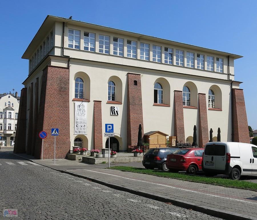 Trzecia synagoga przy ul. Bożniczej, dziś to Dom Sztuki oraz cafepub z wystrojem żydowskim - Rzeszów