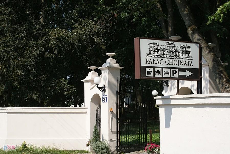 Przez bramę do Pałacu