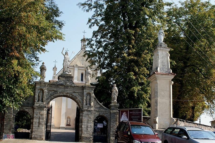 Przed Sanktuarium Matki Bozej Miłosiernej w Białej Rawskiej