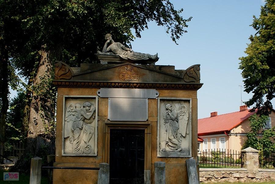 Na terenie kościoła w Starej Rawie