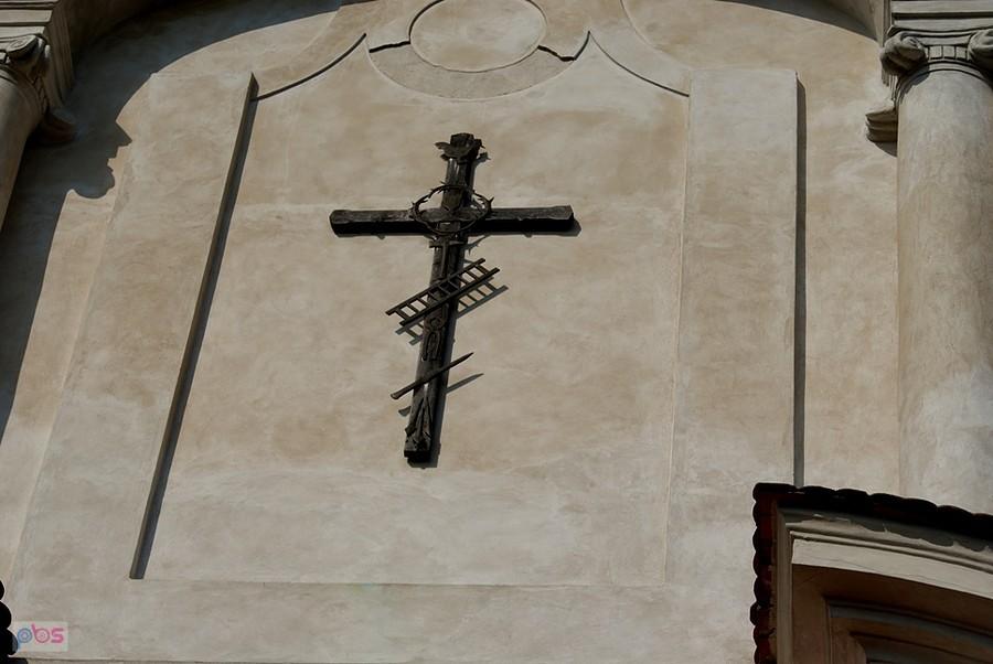 Krzyż na froncie kościoła w Jeruzalu
