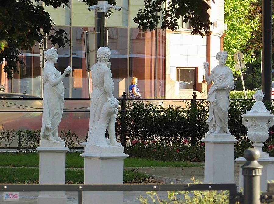 Od strony wschodniej fasady Pałacu Przebendowskich pojawiły się rzeźby