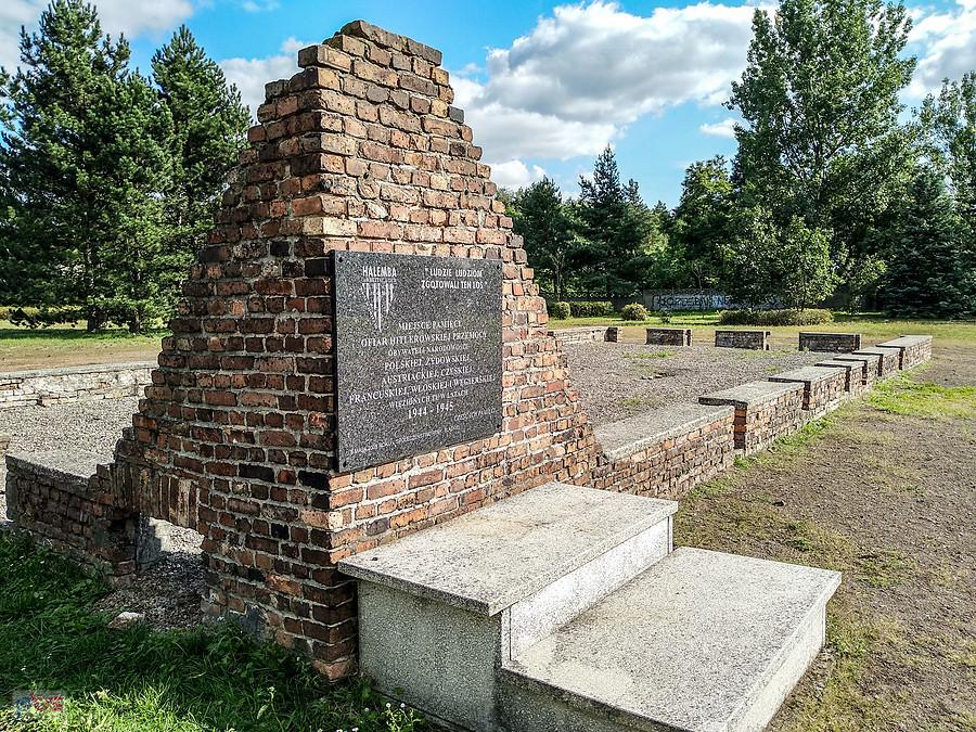 Pomnik po obozie na Halembie