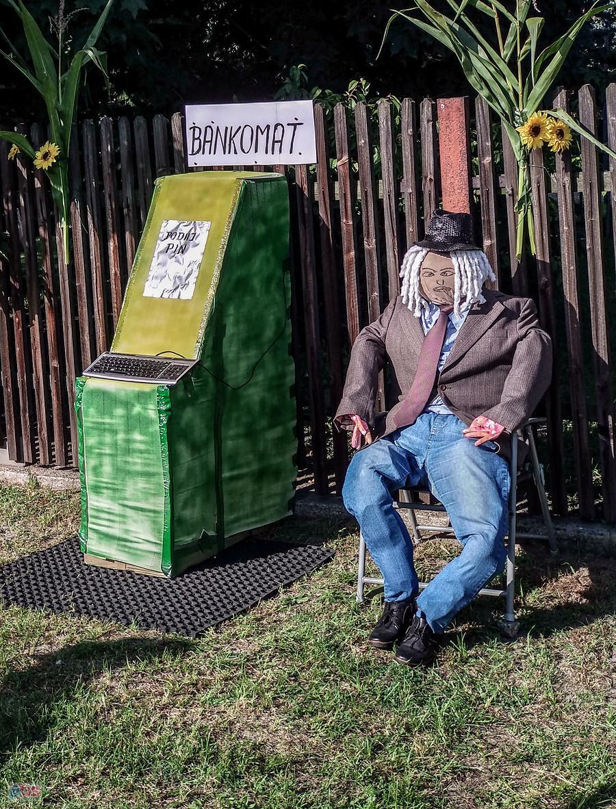 Jest i bankomat ;)