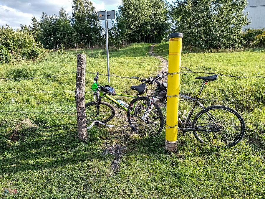 A to niespodzianka, tutaj był bramka na szlaku rowerowym... Trzeba było skakać przez druty