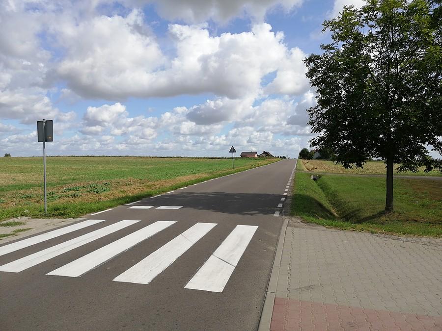 W kierunku Żerkowa od strony zachodniej, gdzie jest dużo spokojniejszy ruch drogowy.