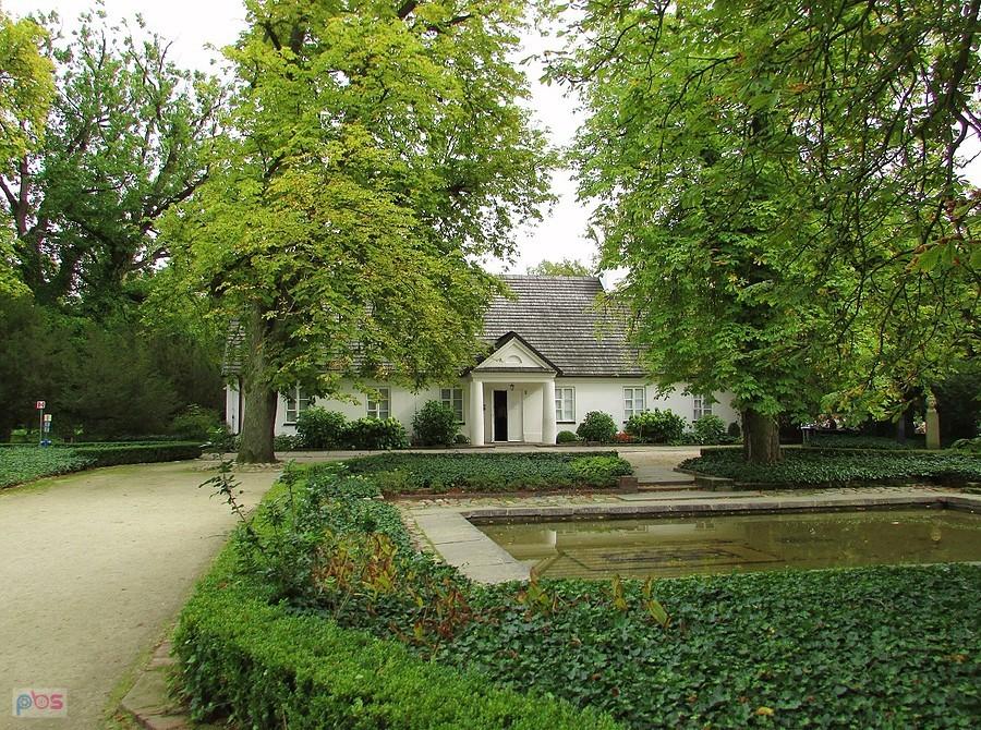 Dworek w Żelazowej Woli - park opustoszał, turyści z Japonii odjechali